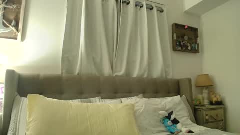 Snapshot of beach_bunny69 chatting on December 16, 2025, 5:45 am Emma online show from December 16, 2025, 5:45 am