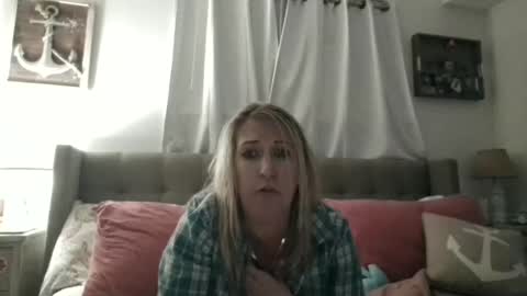 Snapshot of beach_bunny69 chatting on April 11, 2026, 7:02 am Emma online show from April 11, 2026, 7:02 am