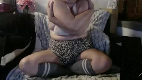 Snapshot of beachymilf chatting on May 6, 2026, 4:45 pm BeachyMILF online show from May 6, 2026, 4:45 pm