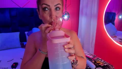 Snapshot of beauty_milf4 chatting on November 20, 2025, 11:32 am Chantall online show from November 20, 2025, 11:32 am