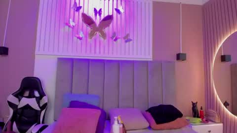 Snapshot of beauty_milf4 chatting on July 11, 2026, 11:35 am Chantall online show from July 11, 2026, 11:35 am