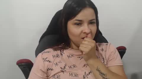 beautyykarol online show from December 3, 2025, 7:34 pm