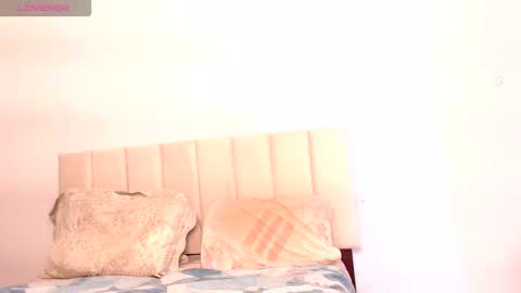 Snapshot of bebe_sua chatting on February 19, 2025, 2:44 am Jennifer online show from February 19, 2025, 2:44 am