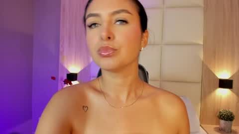 Bella cam online show from June 13, 2026, 7:01 pm