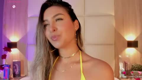 Bella cam online show from June 17, 2026, 7:26 pm
