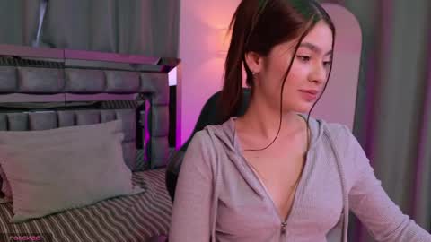 Bella  online show from April 16, 2026, 1:23 pm