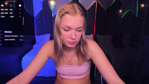 Snapshot of bella_cosmos chatting on October 31, 2025, 7:09 am Bella online show from October 31, 2025, 7:09 am