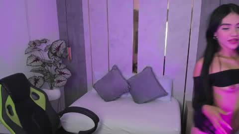 Snapshot of bella_dork chatting on May 15, 2026, 3:24 am B E L L A online show from May 15, 2026, 3:24 am