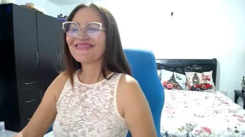 Snapshot of bella_ghisell chatting on November 13, 2025, 11:14 pm Bella online show from November 13, 2025, 11:14 pm