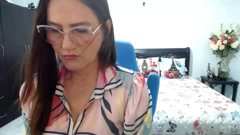 Snapshot of bella_ghisell chatting on December 15, 2025, 11:31 pm Bella online show from December 15, 2025, 11:31 pm