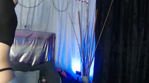 Snapshot of bella_lr chatting on September 21, 2025, 3:19 am Valentina online show from September 21, 2025, 3:19 am