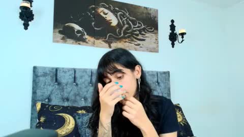 Snapshot of bella_poisonous chatting on October 18, 2025, 11:05 pm Bella online show from October 18, 2025, 11:05 pm