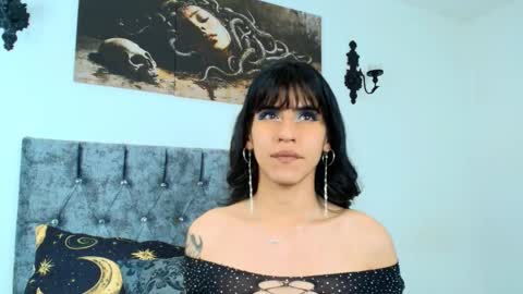 Snapshot of bella_poisonous chatting on October 19, 2025, 6:52 pm Bella online show from October 19, 2025, 6:52 pm