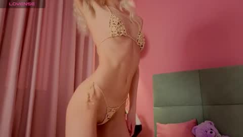 Snapshot of bella_stewarttt chatting on April 25, 2026, 1:19 am Bella NEW ROOM online show from April 25, 2026, 1:19 am