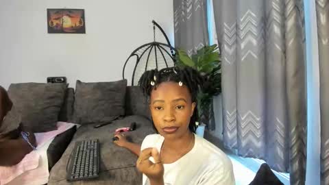 Snapshot of bella_thequeen chatting on June 1, 2026, 4:58 am Bella sweetpea online show from June 1, 2026, 4:58 am