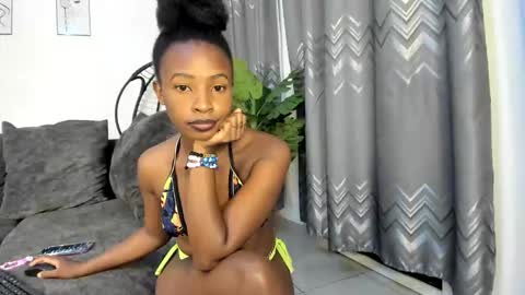 Snapshot of bella_thequeen chatting on June 11, 2026, 12:32 am Bella sweetpea online show from June 11, 2026, 12:32 am