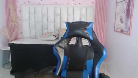 Snapshot of bella_vibes_s chatting on September 26, 2025, 8:24 pm Bella online show from September 26, 2025, 8:24 pm