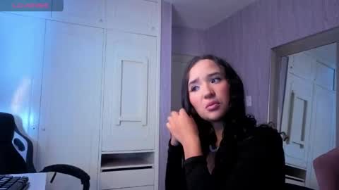 Snapshot of bella_vibes_s chatting on May 6, 2026, 12:32 pm Bella online show from May 6, 2026, 12:32 pm