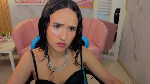 Snapshot of bella_vibes_s chatting on June 10, 2026, 2:23 am Bella online show from June 10, 2026, 2:23 am