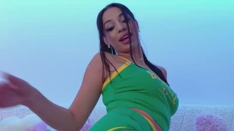 Snapshot of bella_vixen_ chatting on October 9, 2025, 7:56 pm Bella online show from October 9, 2025, 7:56 pm