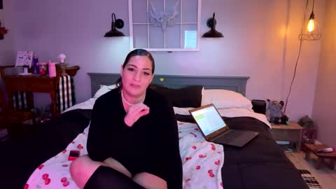 Snapshot of bellabeanz chatting on February 20, 2025, 12:52 am Roxy Rain online show from February 20, 2025, 12:52 am