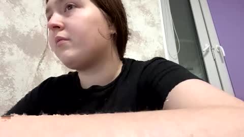 Snapshot of bellahadid8 chatting on December 17, 2025, 8:04 pm Charming Hamster online show from December 17, 2025, 8:04 pm