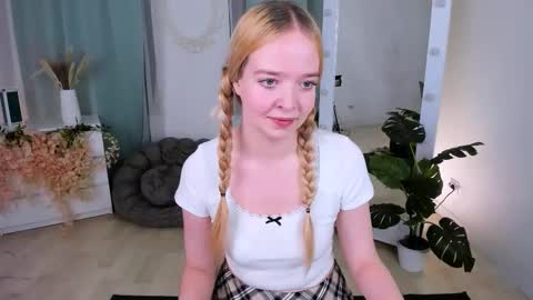 Bella online show from November 4, 2025, 10:42 pm