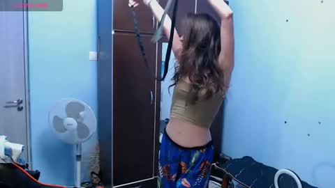 bellaqueen0701 online show from September 18, 2025, 1:02 pm