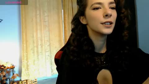 bellaqueen0701 online show from October 7, 2025, 5:15 am