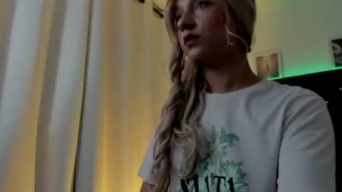 Snapshot of bellaroge chatting on June 15, 2026, 5:31 am bellaroge online show from June 15, 2026, 5:31 am