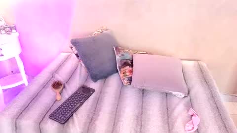 bellarooux online show from December 16, 2025, 12:21 pm