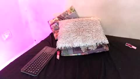 bellarooux online show from April 25, 2026, 1:41 pm