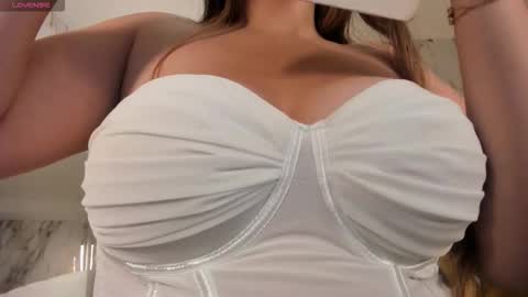 Snapshot of bellarosex1 chatting on September 25, 2025, 5:00 am Bella Rose online show from September 25, 2025, 5:00 am