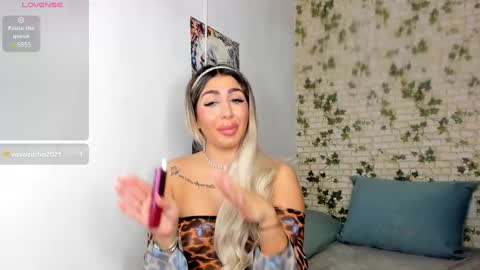 Snapshot of belle_hallle chatting on January 10, 2025, 5:24 pm LucyJelly online show from January 10, 2025, 5:24 pm