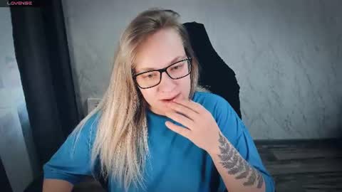 Snapshot of bellezza_ chatting on July 2, 2026, 4:51 am Your Annabelle Wolf online show from July 2, 2026, 4:51 am