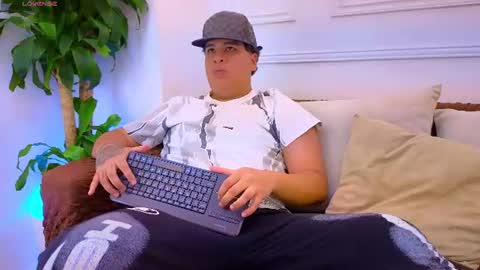 bennett_alejoo online show from July 28, 2026, 8:52 pm