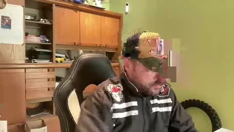 Snapshot of benochau chatting on April 11, 2026, 10:19 am benochau online show from April 11, 2026, 10:19 am