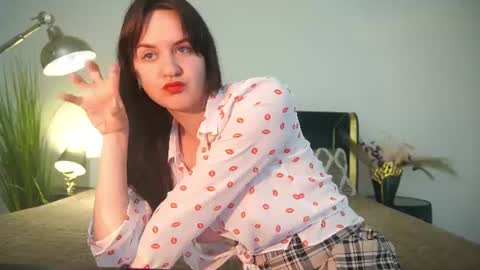 Violette online show from July 5, 2026, 4:19 am