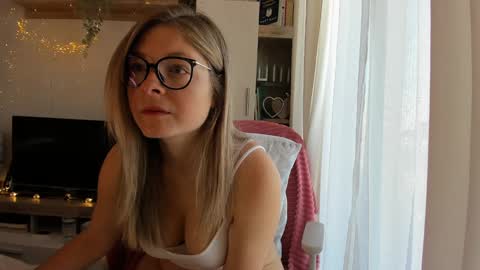 Snapshot of bestgirl_ofthe_neighborhood chatting on December 12, 2024, 8:03 am Vicky online show from December 12, 2024, 8:03 am