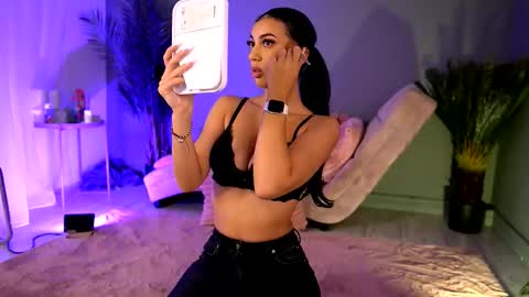 Snapshot of betsygonzale chatting on October 3, 2025, 4:20 am Betty online show from October 3, 2025, 4:20 am