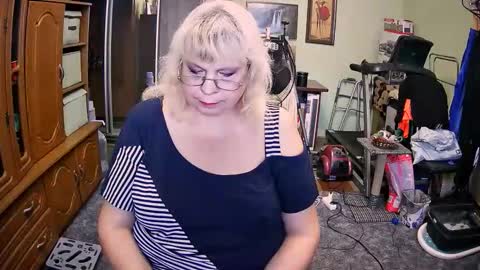 Snapshot of beverlyqcynia chatting on September 18, 2025, 11:45 am BeverlyQCynia online show from September 18, 2025, 11:45 am