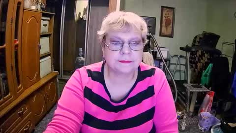 Snapshot of beverlyqcynia chatting on December 4, 2025, 12:03 pm BeverlyQCynia online show from December 4, 2025, 12:03 pm