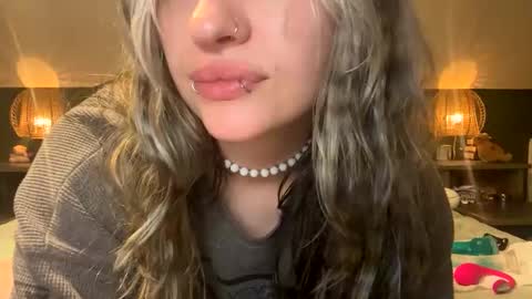 Ellie  online show from April 24, 2026, 4:04 am