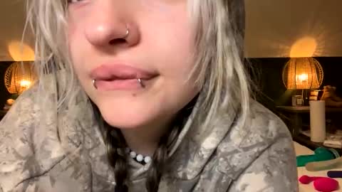 Ellie  online show from May 1, 2026, 4:28 am