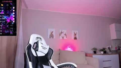 Snapshot of bigboobsalise chatting on December 16, 2025, 11:26 am Alise online show from December 16, 2025, 11:26 am