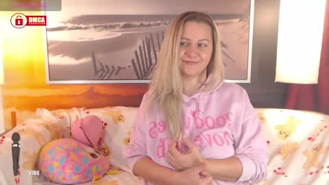 Snapshot of bigboobsarri chatting on December 2, 2024, 10:28 am BigBoobsArri online show from December 2, 2024, 10:28 am