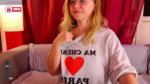 Snapshot of bigboobsarri chatting on December 5, 2025, 2:36 pm BigBoobsArri online show from December 5, 2025, 2:36 pm