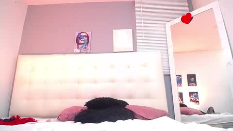 Mia online show from December 15, 2024, 5:53 pm