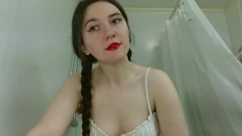 Isabella online show from May 4, 2026, 4:41 am