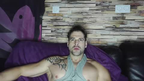 Snapshot of bigboyband chatting on December 25, 2024, 4:11 pm Bigboyband online show from December 25, 2024, 4:11 pm